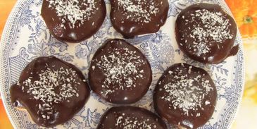 пирожное буше глазированные с малиново-ореховым кремом