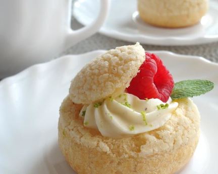 Пирожные Шу с тестом Кракелин, заварным кремом Дипломат и свежей малиной