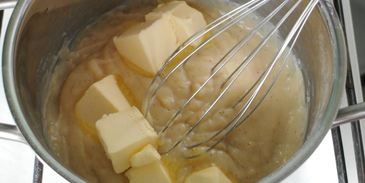 пирожные шу с тестом кракелин, заварным кремом дипломат и свежей малиной