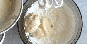 пирожные шу с тестом кракелин, заварным кремом дипломат и свежей малиной