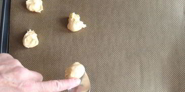 пирожные шу с тестом кракелин, заварным кремом дипломат и свежей малиной