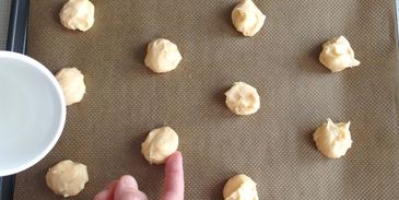 пирожные шу с тестом кракелин, заварным кремом дипломат и свежей малиной