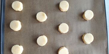 пирожные шу с тестом кракелин, заварным кремом дипломат и свежей малиной