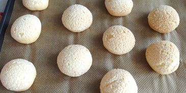 пирожные шу с тестом кракелин, заварным кремом дипломат и свежей малиной