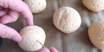 пирожные шу с тестом кракелин, заварным кремом дипломат и свежей малиной