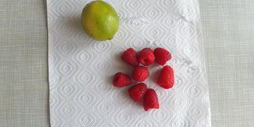 пирожные шу с тестом кракелин, заварным кремом дипломат и свежей малиной