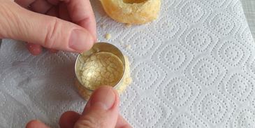 пирожные шу с тестом кракелин, заварным кремом дипломат и свежей малиной