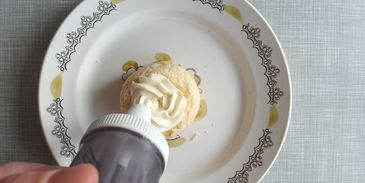 пирожные шу с тестом кракелин, заварным кремом дипломат и свежей малиной