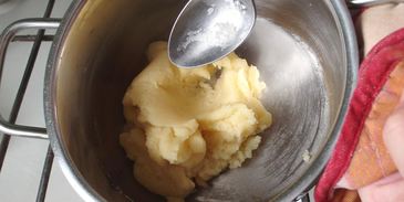 пирожные шу с тестом кракелин, заварным кремом дипломат и свежей малиной