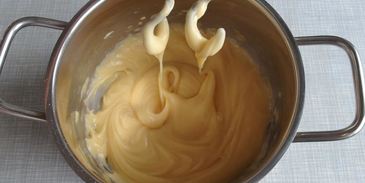 пирожные шу с тестом кракелин, заварным кремом дипломат и свежей малиной