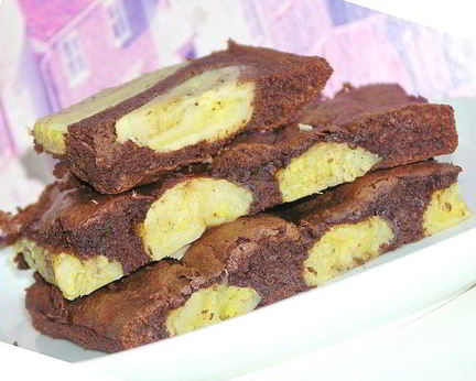 Шоколадное пирожное с бананами