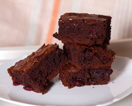 Шоколадный брауни с вишней