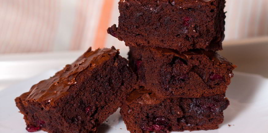 Рецепт шоколадного брауни с вишней
