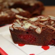 Рецепт Шоколадных пирожных с малиной и миндалем