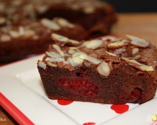 Шоколадные пирожные с малиной и миндалем