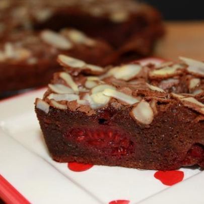 Шоколадные пирожные с малиной и миндалем