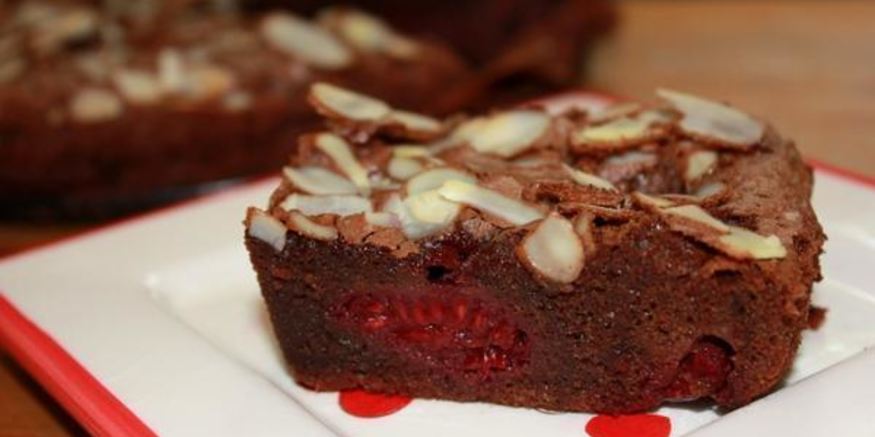 Рецепт шоколадных пирожных с малиной и миндалем