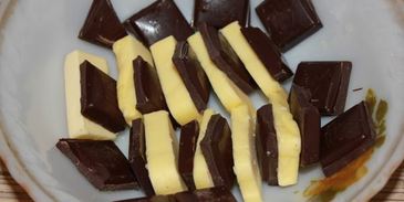 шоколадные пирожные с малиной и миндалем