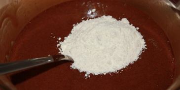 шоколадные пирожные с малиной и миндалем