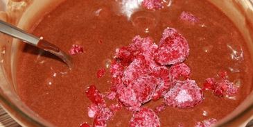 шоколадные пирожные с малиной и миндалем