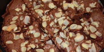 шоколадные пирожные с малиной и миндалем