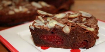 шоколадные пирожные с малиной и миндалем