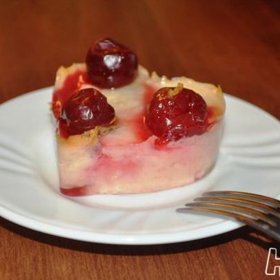 Творожное пирожное с ягодами