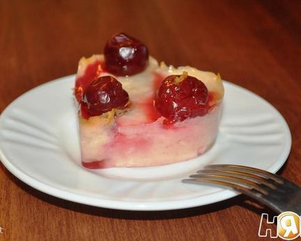 Творожное пирожное с ягодами