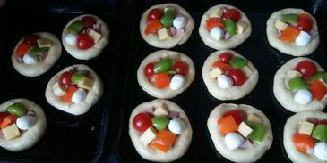 мини-пиццы крошки