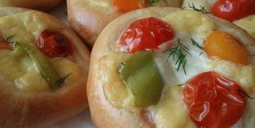 мини-пиццы крошки