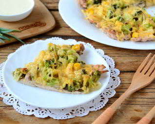 Пицца из куриного филе с сыром и брокколи