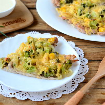 Пицца из куриного филе с сыром и брокколи