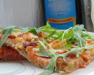 Пицца на гречневой муке с острыми креветками и руколой