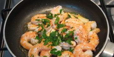 пицца на гречневой муке с острыми креветками и руколой