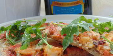 пицца на гречневой муке с острыми креветками и руколой