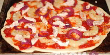 пицца с ананасами