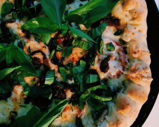 Пицца с баклажанами и вялеными томатами