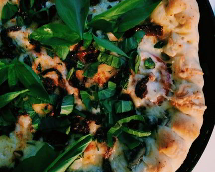 Пицца с баклажанами и вялеными томатами