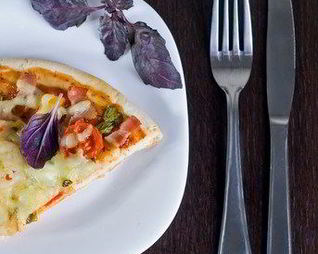 Пицца с беконом и овощами