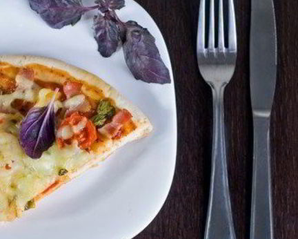 Пицца с беконом и овощами