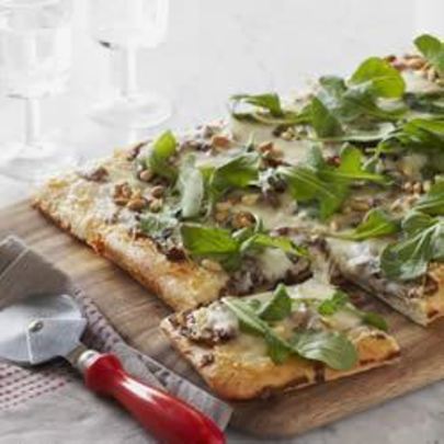 Пицца с фаршем и рукколой