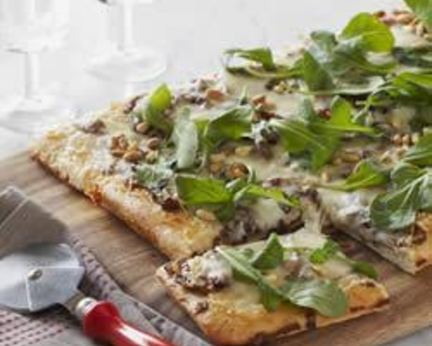 Пицца с фаршем и рукколой