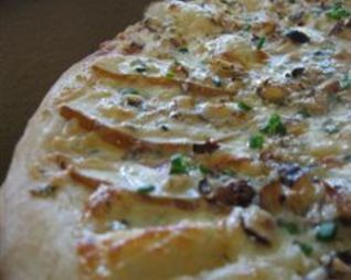 Пицца с грушами и голубым сыром