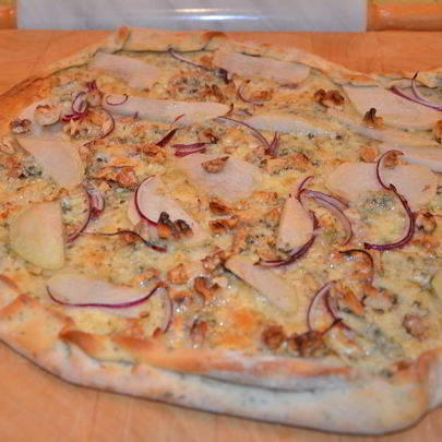 Пицца с грушами, орехами и голубым сыром