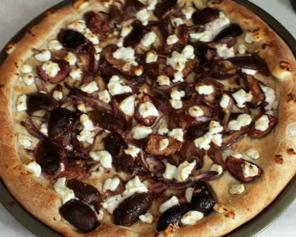 Пицца с инжиром, карамелизованным луком и козьим сыром