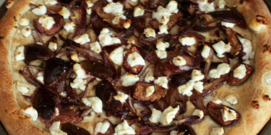 Рецепт пиццы с инжиром, карамелизованным луком и козьим сыром