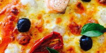 пицца с креветками и семгой