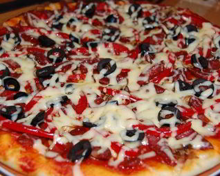 Пицца с охотничьими колбасками