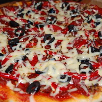 Пицца с охотничьими колбасками