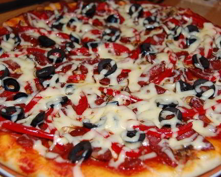 Пицца с охотничьими колбасками